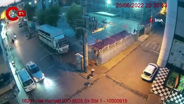 Yolda yürüyen kadının çantasını kapkaç yaptılar, 1 saat sonra yakalandılar