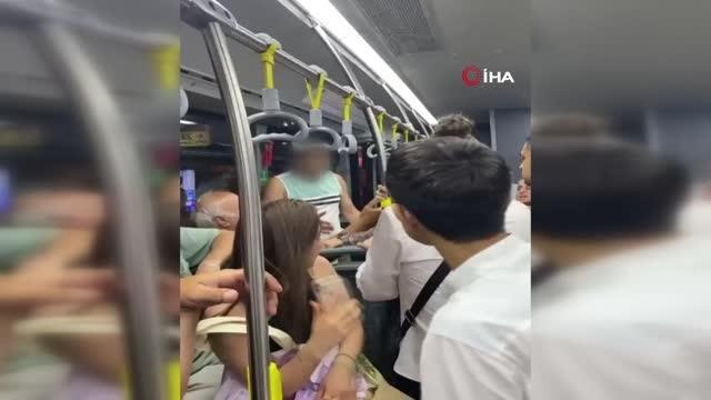 Metrobüste genç kadının fotoğrafını çekti, fark edilince 'Tamam sileceğim' dedi