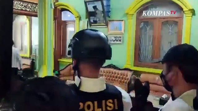 Detik-Detik Polisi Geledah Masuk Ponpes Cari Mas Bechi DPO Pencabulan Santri di Jombang