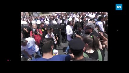 Hekimlerin yürüyüşüne müdahale ederken bayılan polise doktorlar yardım etti