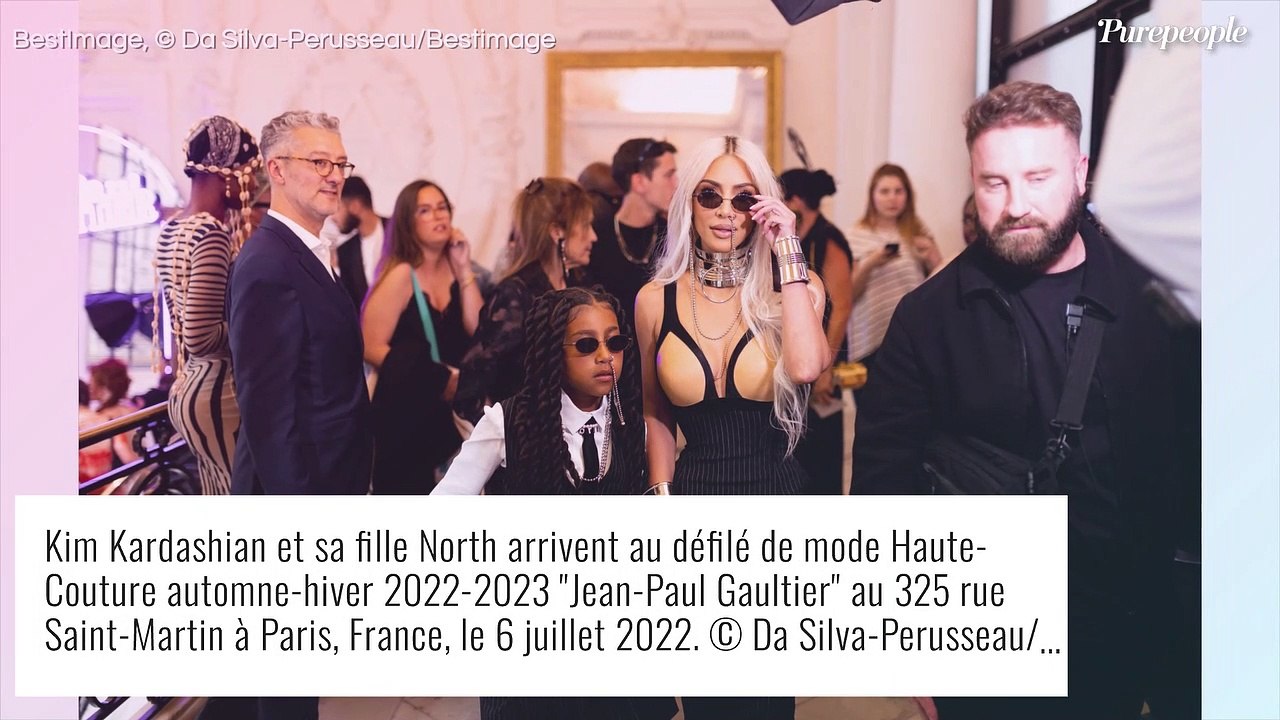 Kim Kardashian, poitrine généreuse, et sa fille North, 9 ans, piercing au nez au défilé Jean Paul Gaultier