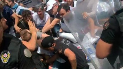 Скачать видео: Doktorların yürüyüşüne polis müdahale etti, biber gazı sıktı…