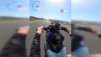Motosikletli faciaya davetiye çıkardı: Motosikleti tek teker üzerinde kullandı, gişelerden kaçak geçti
