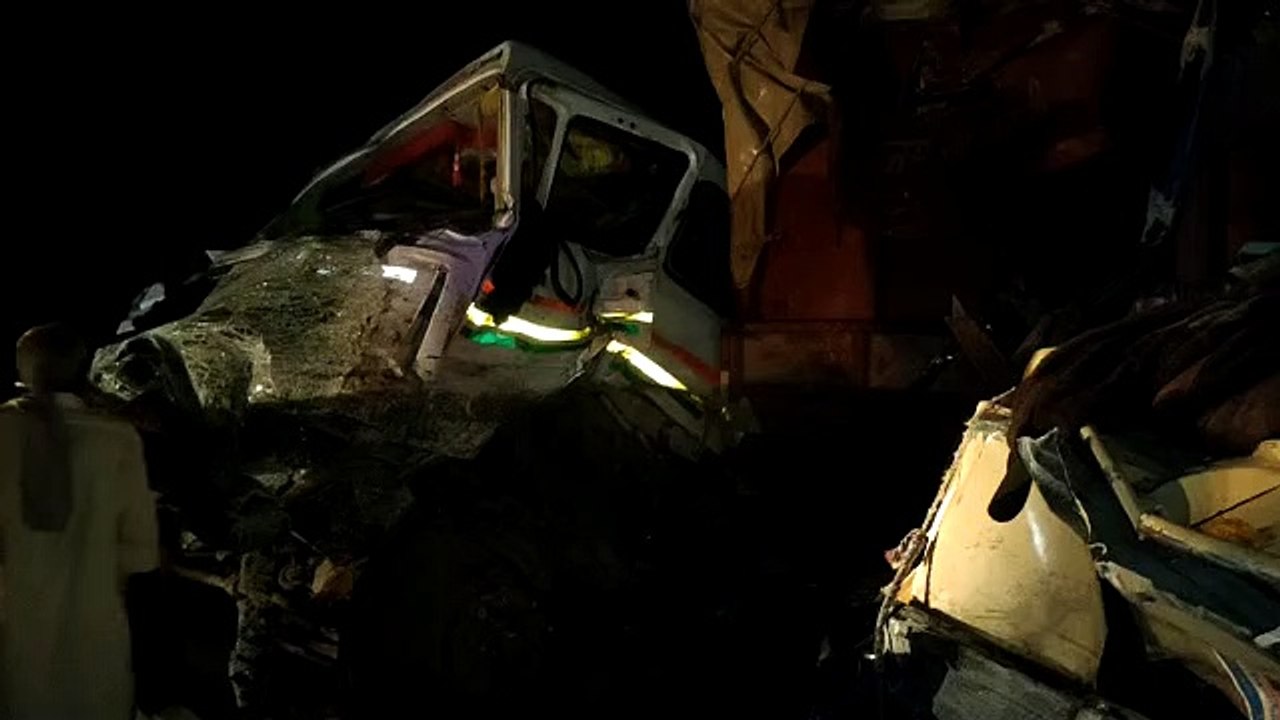 ट्रोला व स्लीपर बस की जबरदस्त भिड़ंत, तीन गंभीर...