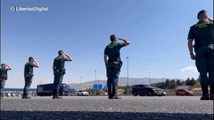 Varios agentes de la Guardia Civil rinden honores al Teniente Coronel escoltado hata Valdemoro