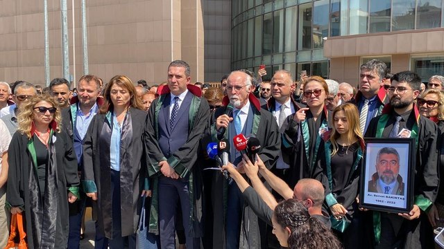 Avukatlar öldürülen meslektaşları için adliyede toplandı