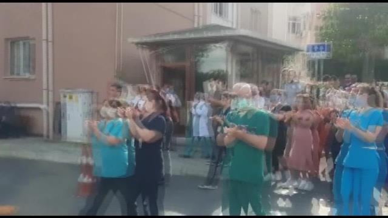 Son dakika haberi... İstanbul'da Sağlıkçılar, Konya'da Öldürülen Doktor Ekrem Karakaya İçin Hastane Önlerinde Saygı Duruşunda Bulundu ve Oturma Eylemi Yaptı