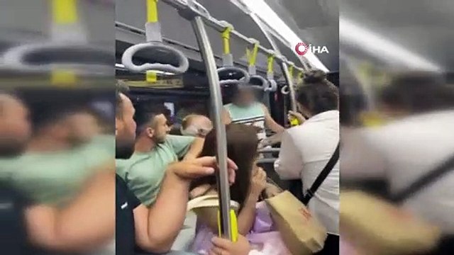 Metrobüste genç kadının fotoğrafını çekti, fark edilince “Tamam sileceğim” dedi