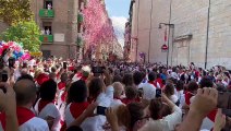 Pétalos de rosas a la imagen de San Fermín en la procesión del 7 de julio