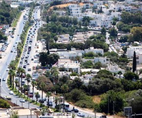 Bodrum'a tatilci akını başladı: Trafik kilitlendi, sahillerde adım atacak yer kalmadı