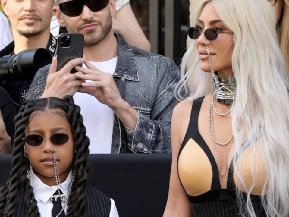 North und Kim in Paris: Mutter-Tochter-Duo im provokanten Partnerlook