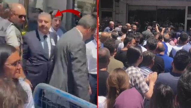 Doktor Ekrem Karakaya'nın cenazesine katılan Sağlık Bakanı Fahrettin Koca vatandaşlar tarafından protesto edildi