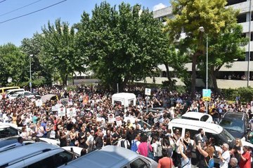 İZMİR'DE YOLU KAPATAN SAĞLIK ÇALIŞANLARI, OTURMA EYLEMİ YAPTI