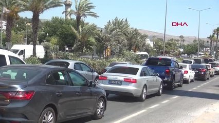 BODRUM'DA BAYRAM ÖNCESİ TRAFİK DURMA NOKTASINA GELDİ