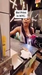 3 écervelées détruisent une friterie à New York car la sauce est trop chère.