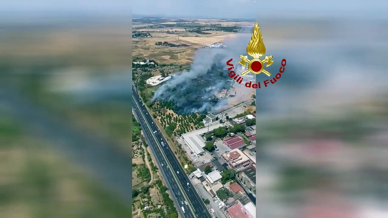 Roma, vasto incendio a Casal Monastero: fiamme vicine alle case