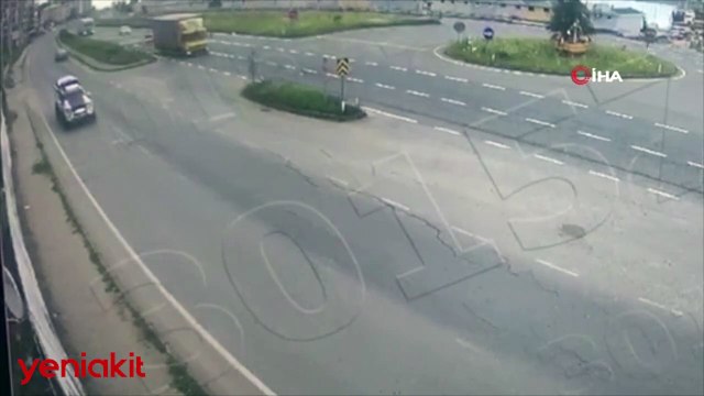 Yürekleri ağza getiren kaza! Dinamit yüklü tır böyle devrildi