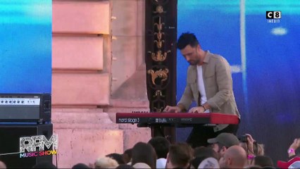 Benjamin Biolay chante "Rends l'amour" en live