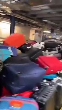 Vacances gâchées : Regardez les folles images des milliers de bagages en attente à Roissy depuis vendredi qui sont stockés en raison de la grève des bagagistes !