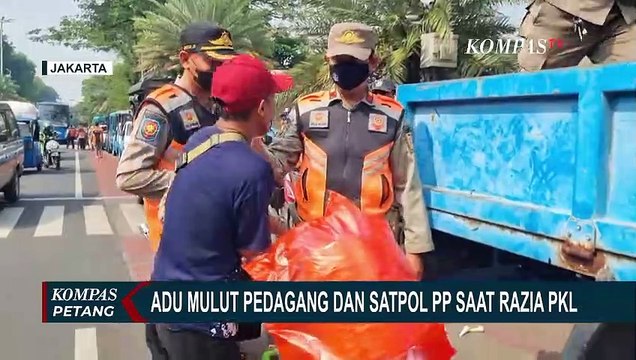 Razia PKL di Area Masjid Istiqlal, Pedagang Panik dan Sempat Adu Mulut dengan Petugas Satpol PP!