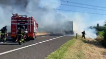 Camion in fiamme sull'A13, l'intervento dei vigili del fuoco