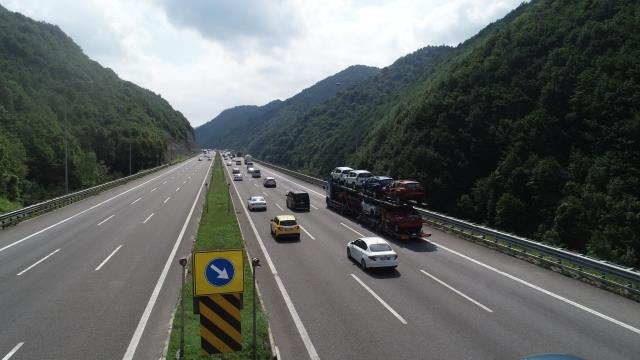 Anadolu Otoyolu'nun Düzce ve Bolu kesiminde bayram trafiği devam ediyor