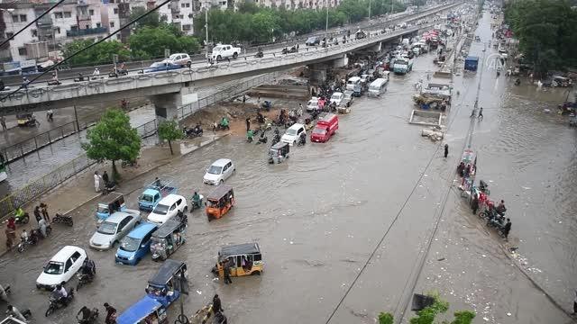 Pakistan'da şiddetli yağışlar sele neden oldu