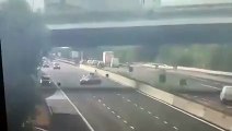 Auto si schianta contro la volante della polizia: il video choc dell'incidente sull'A1
