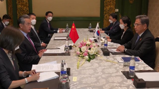 한중 외교장관 회담 8개월 만에 열려...'상호 존중' 강조 / YTN