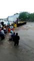Video: जामनगर में पानी के तेज बहाव में फंसी स्कूल बस, बच्चों सहित 9 की बचाई जान
