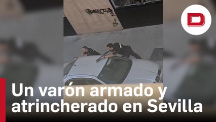 La Policía trabaja para reducir a un varón armado y atrincherado en una tienda en Sevilla