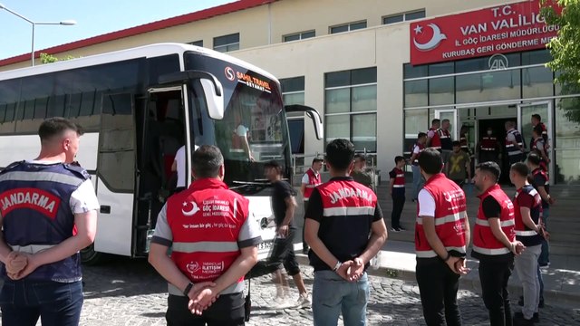 Van'da, Afgan uyruklu 408 kaçak göçmen uçakla ülkelerine geri gönderildi