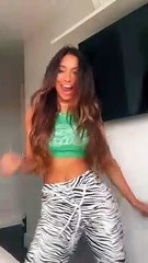 jolie fille dansant et s'amusant dans la chambre