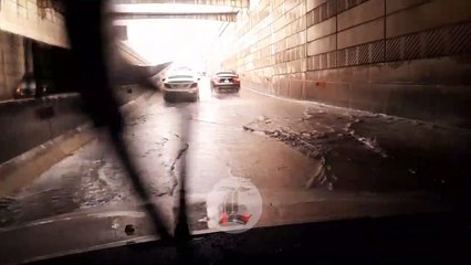 Charco generado por las lluvias en paso a desnivel de la avenida Núñez de Cáceres