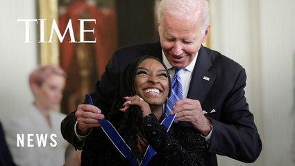 Descargar video: President Biden Awards Medal of Freedom to Simone Biles, John McCain and 15 Others