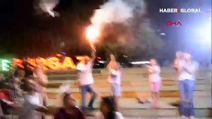 İdil Ayşe için 1 milyon 948 bin dolar toplandı! Şehir meydanında kutlama yaptılar