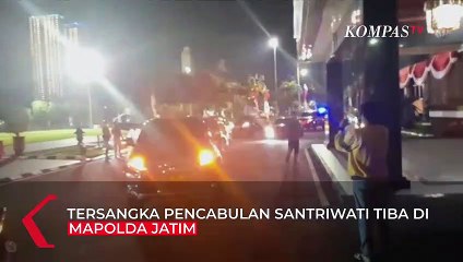 Iring-iringan Kendaraan yang Membawa MSAT Tersangka Pencabulan Santri Tiba di Mapolda Jatim