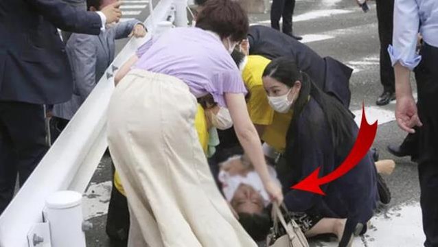 Eski Japonya Başbakanı Şinzo Abe, konuşma yaptığı sırada pompalı tüfekle vuruldu
