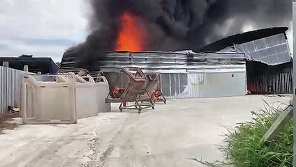 ด่วน! ไฟไหม้ โรงงานผลิตหลังคาไฟเบอร์รถยนต์