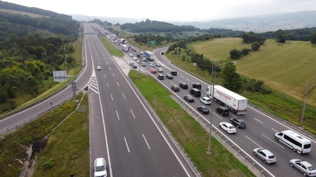 Bayram tatili için yola çıkanlar Bolu Dağı'nda uzun araç kuyrukları oluşturdu