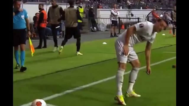 Frankfurt taraftarı yabancı madde yağdırdı, Mesut Özil öpücükle karşılık verdi