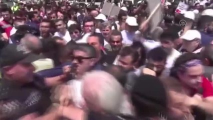 Son dakika haberi | Sağlık çalışanlarının eyleminde polise tokat atan kişi gözaltına alındı