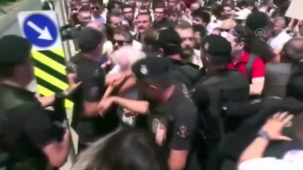 Sağlık çalışanlarının eyleminde polise tokat atan astsubay gözaltına alındı