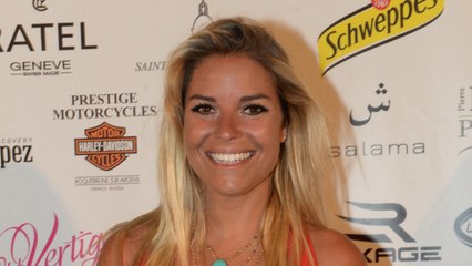 GALA VIDEO - PHOTO - Sophie Tapie en vacances : elle tombe le haut face à la mer