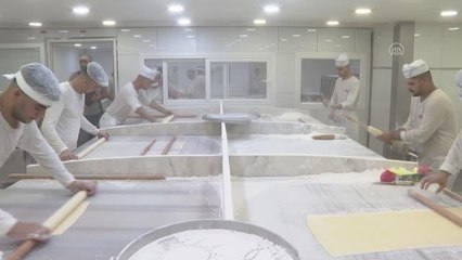 Baklavacılar bayrama hazır, tatlılar tezgahlarda yerini aldı