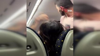 Yabancı uyruklu kadınlar ile Türk erkeklerin, otobüste yumruklu kavgası kamerada