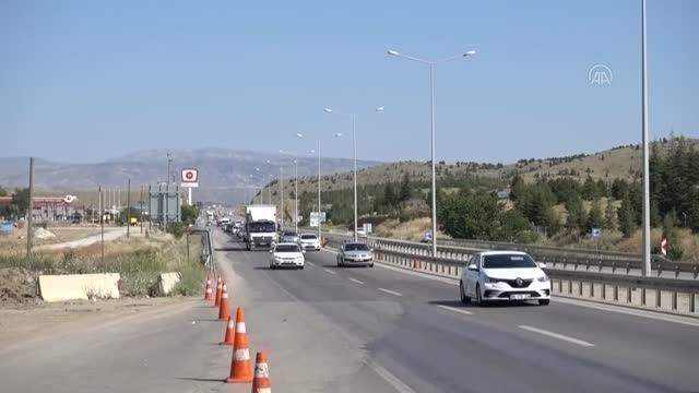 KIRIKKALE - Kilit kavşak Kırıkkale'de bayram öncesi trafik yoğunluğu arttı