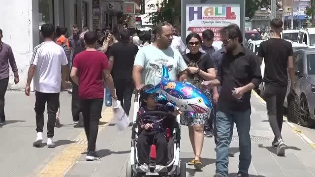 İranlı turistler esnafın bayram sevincini ikiye katladı