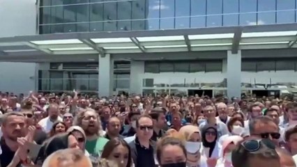 Doktorlar, spikeri "provokatör" diyen TV'yi protesto etti: "Kon TV dışarı”