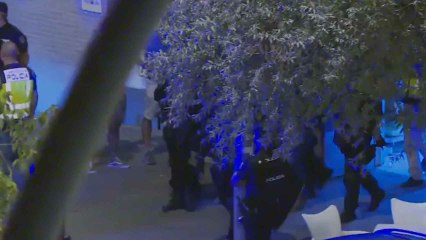 Hombre armado, atrincherado en una panadería en Sevilla